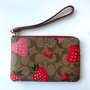 Coach - Signature Corner Zip Wristlet with Strawberry Print 🍓🎀👛